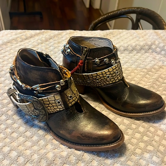Freebird by Steven Shoes - Freebird saloon size 8. Excellent condition!